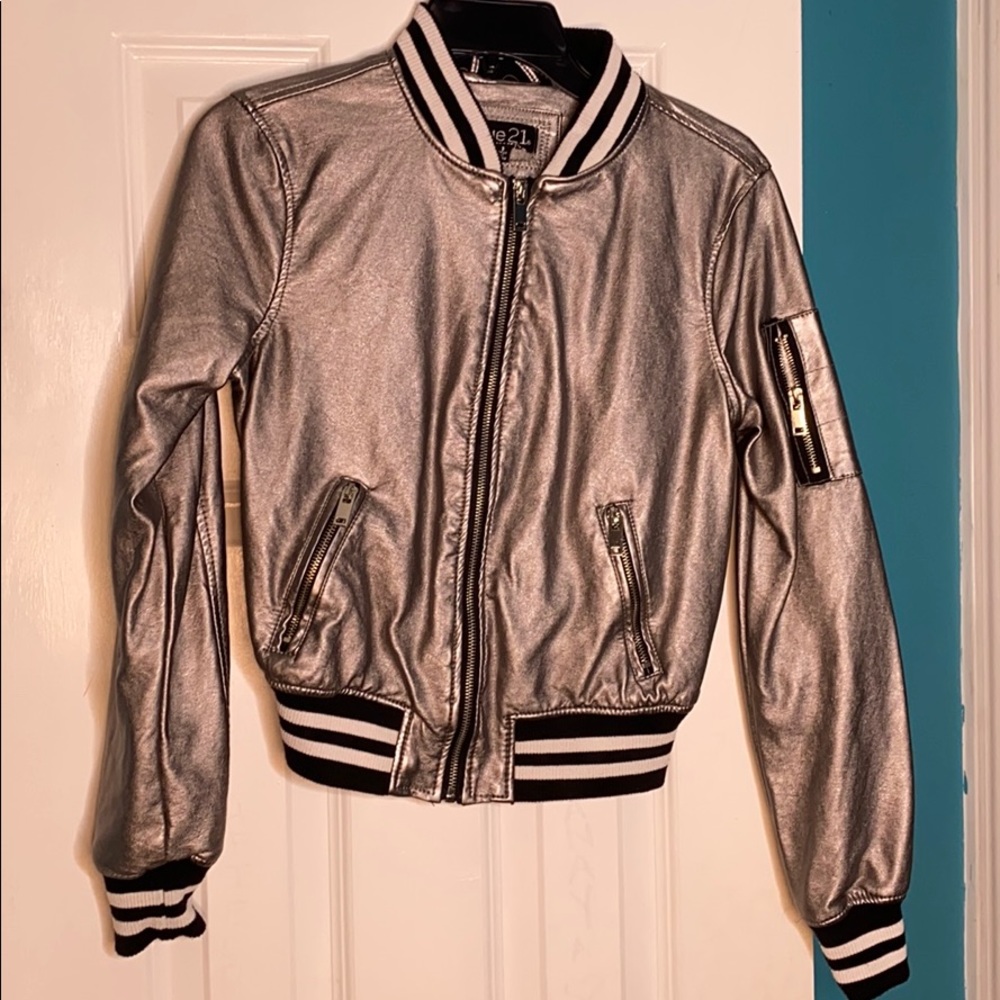 Silver bomber jacket 💣.